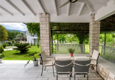 violet-luxury-villa-lefkada-greece-outdoor-dining-garden